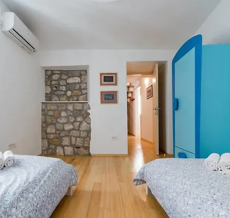 Πανσιόν Guesthouse Main Square 4*