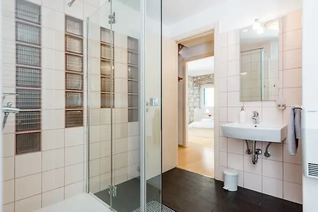 Main Square בית הארחה 4*