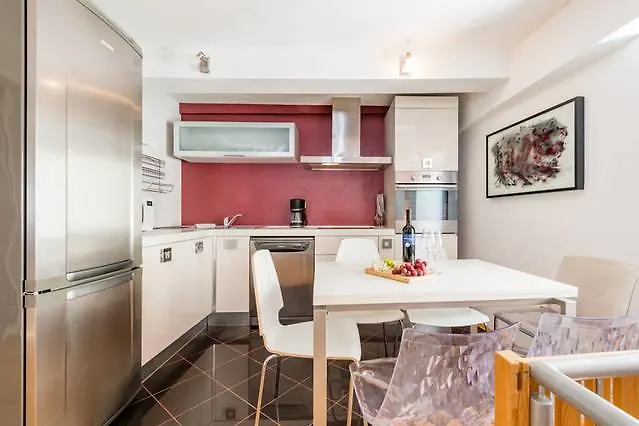 בית הארחה Main Square 4*