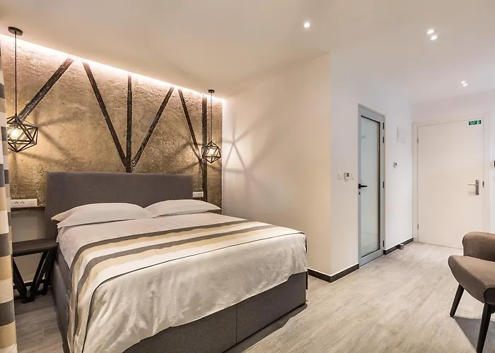 Main Square בית הארחה