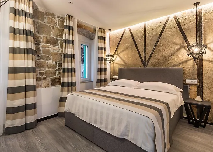 Main Square בית הארחה 4*